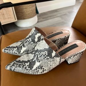 Steve Madden Snake Mules. S 8